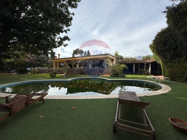 casa indipendente in vendita a Palermo in zona Partanna