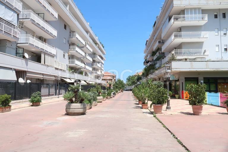 locale di sgombero in vendita a Palermo in zona Arenella/Vergine Maria