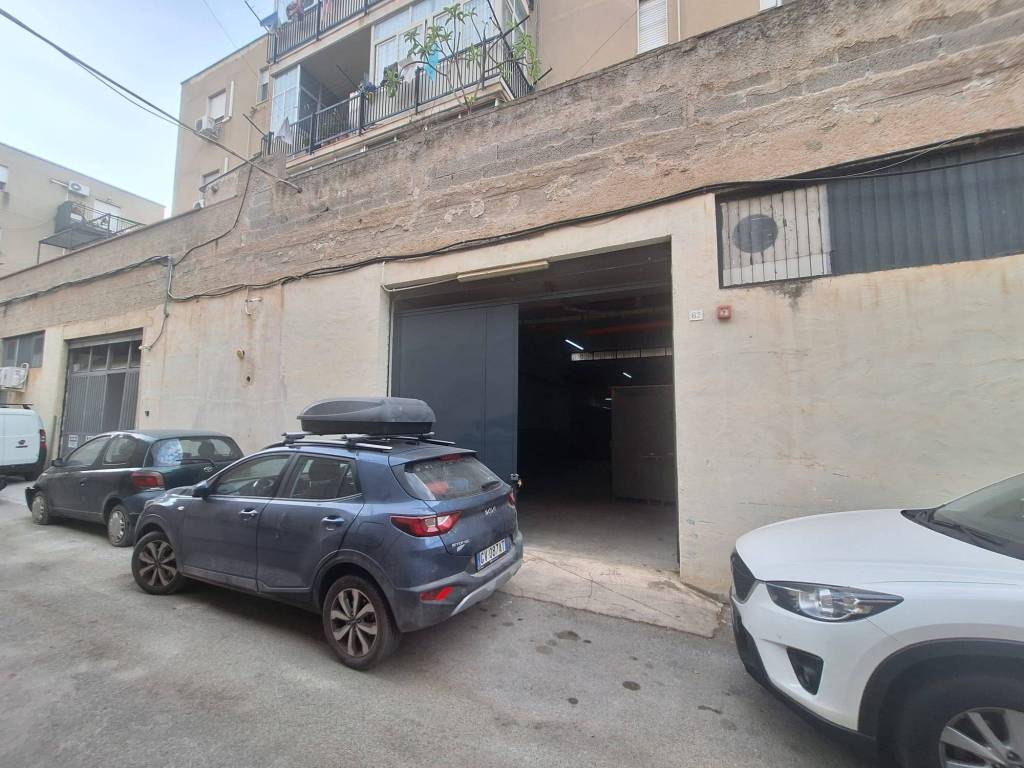 locale commerciale in vendita a Palermo in zona Villagrazia/Falsomiele