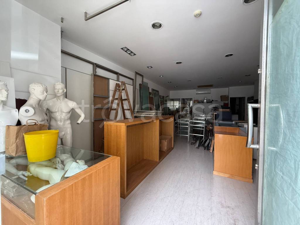 negozio in vendita a Palermo in zona Malaspina/Palagonia