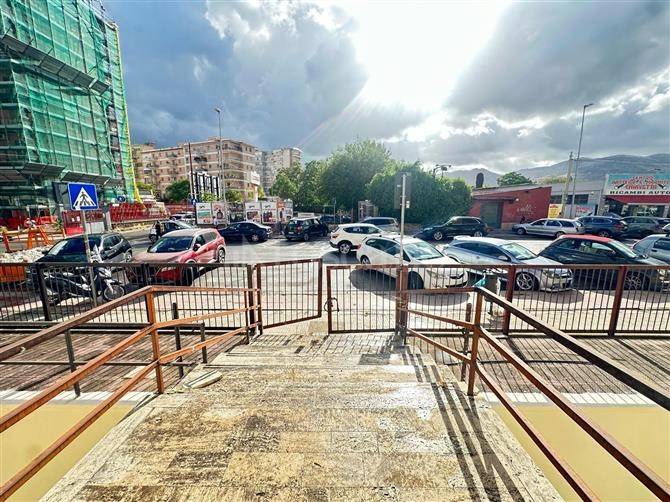 locale commerciale in vendita a Palermo in zona Malaspina/Palagonia