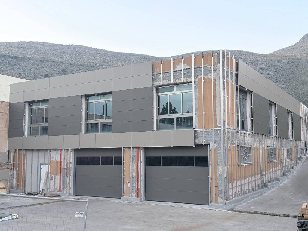 locale commerciale in vendita a Palermo in zona Mondello