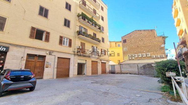 locale commerciale in vendita a Palermo in zona Libertà