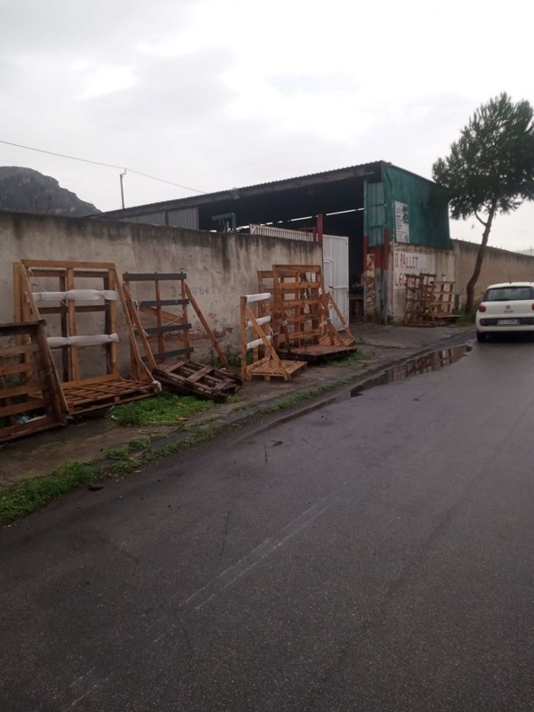 locale di sgombero in vendita a Palermo in zona Roccella