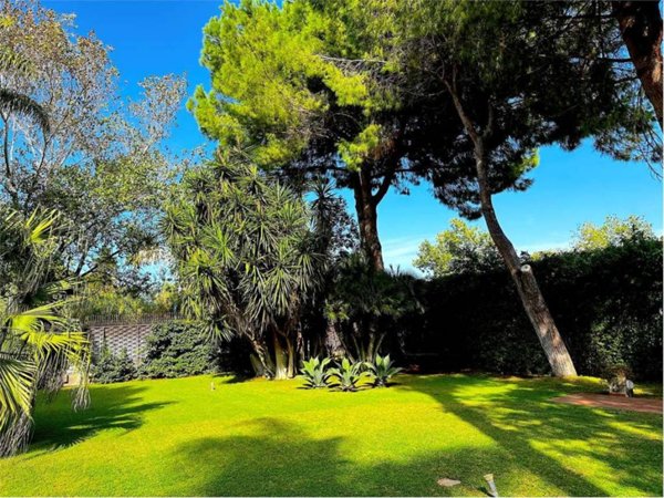 casa indipendente in vendita a Palermo in zona Mondello