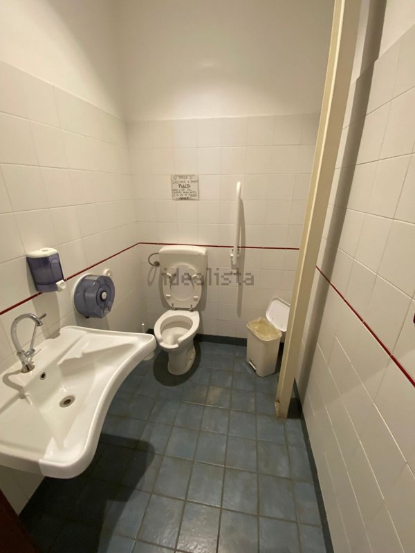 locale commerciale in vendita a Palermo in zona Montepellegrino