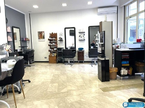 locale commerciale in vendita a Palermo in zona Montepellegrino