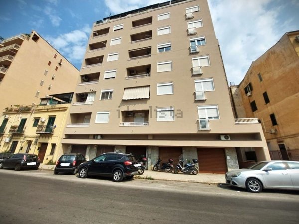 locale commerciale in vendita a Palermo in zona Montegrappa / Santa Rosalia