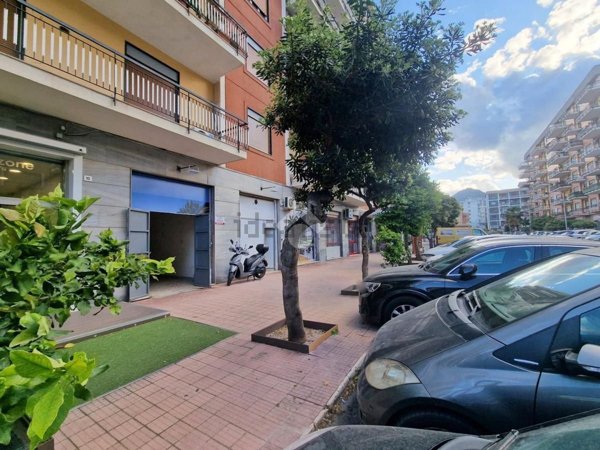 locale commerciale in vendita a Palermo in zona Malaspina/Palagonia
