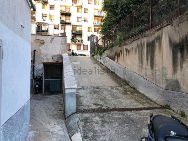 negozio in vendita a Palermo in zona Montepellegrino