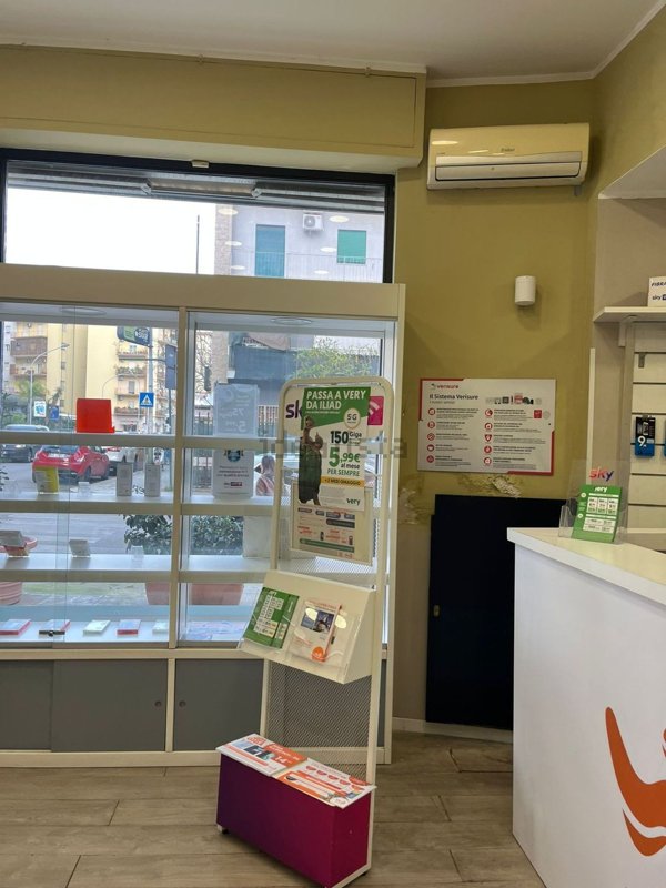 negozio in vendita a Palermo in zona Malaspina/Palagonia