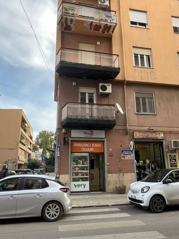negozio in vendita a Palermo in zona Malaspina/Palagonia