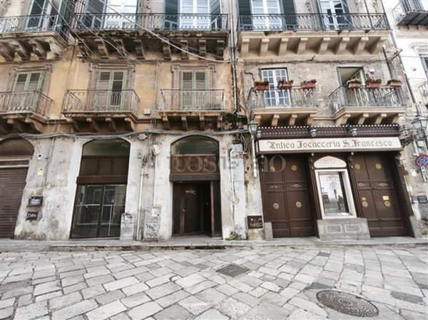 locale commerciale in vendita a Palermo in zona Centro storico