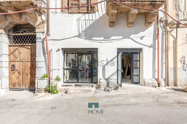 locale commerciale in vendita a Palermo in zona Centro storico