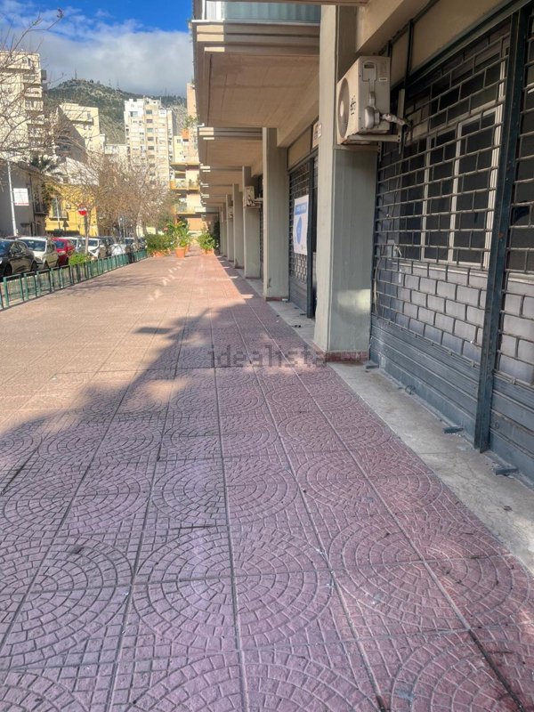 locale commerciale in vendita a Palermo in zona Resuttana