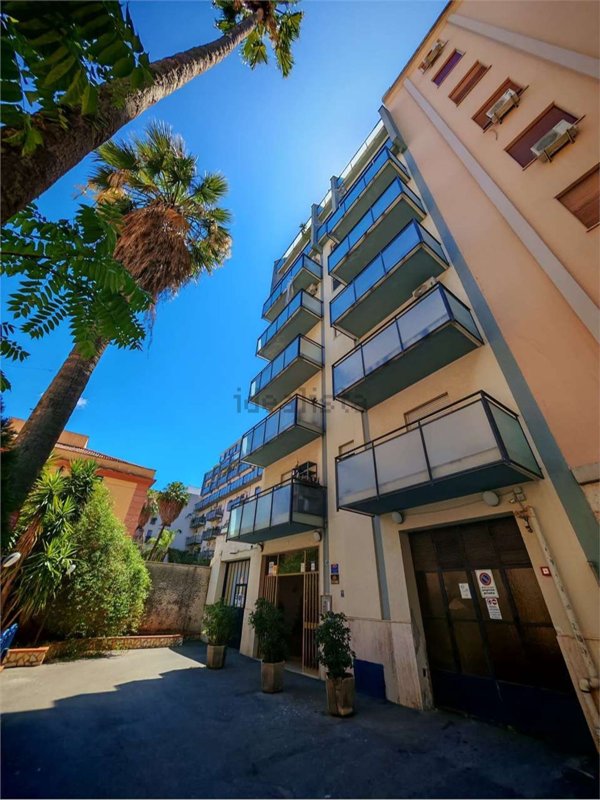 appartamento in vendita a Palermo in zona Malaspina/Palagonia