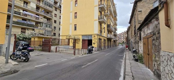locale commerciale in vendita a Palermo in zona Zisa