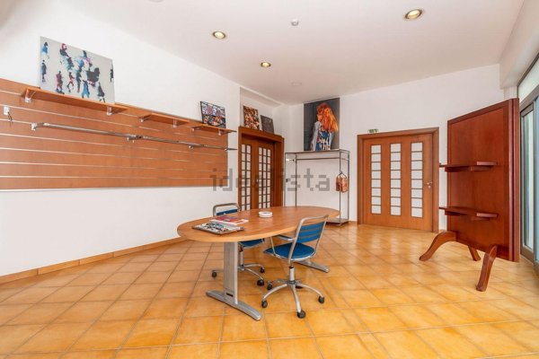 locale commerciale in vendita a Palermo in zona Resuttana