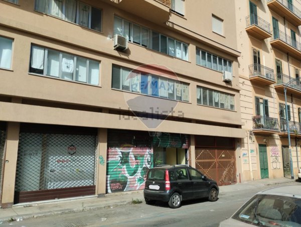 locale commerciale in vendita a Palermo in zona Politeama