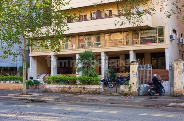 locale commerciale in vendita a Palermo in zona Libertà