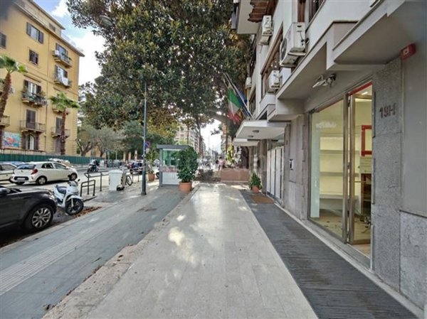 locale commerciale in vendita a Palermo in zona Libertà