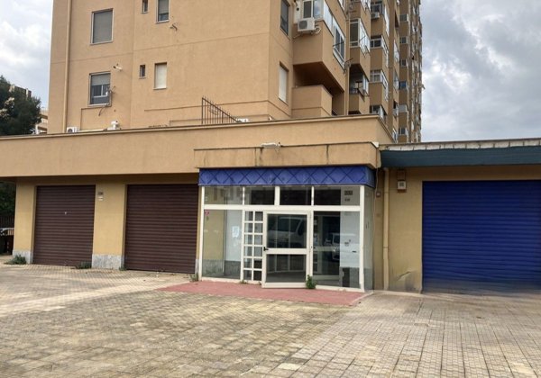locale commerciale in vendita a Palermo in zona Resuttana
