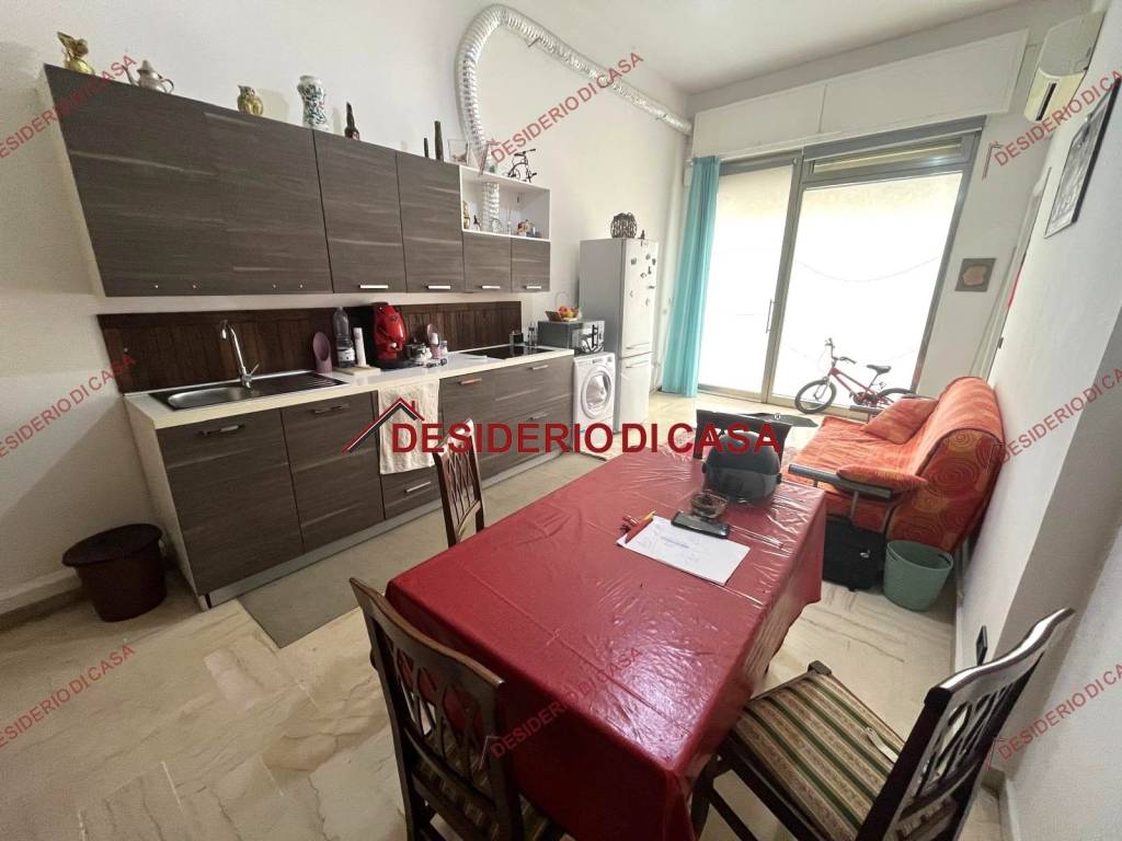 negozio in vendita a Palermo in zona Malaspina/Palagonia