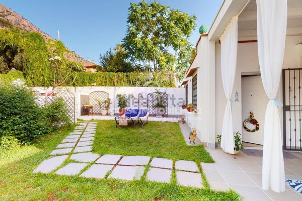 casa indipendente in vendita a Palermo in zona Mondello
