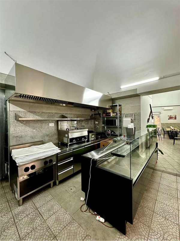 locale commerciale in vendita a Palermo in zona Zisa