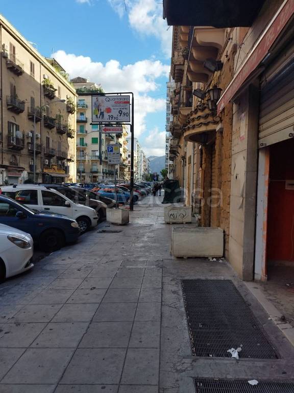 negozio in vendita a Palermo in zona Zisa
