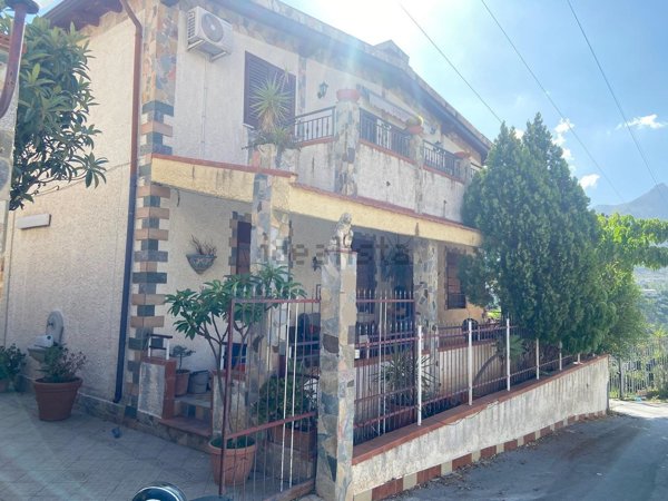 casa indipendente in vendita a Palermo in zona Mezzomonreale