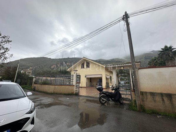 casa indipendente in vendita a Palermo in zona Santa Maria di Gesù