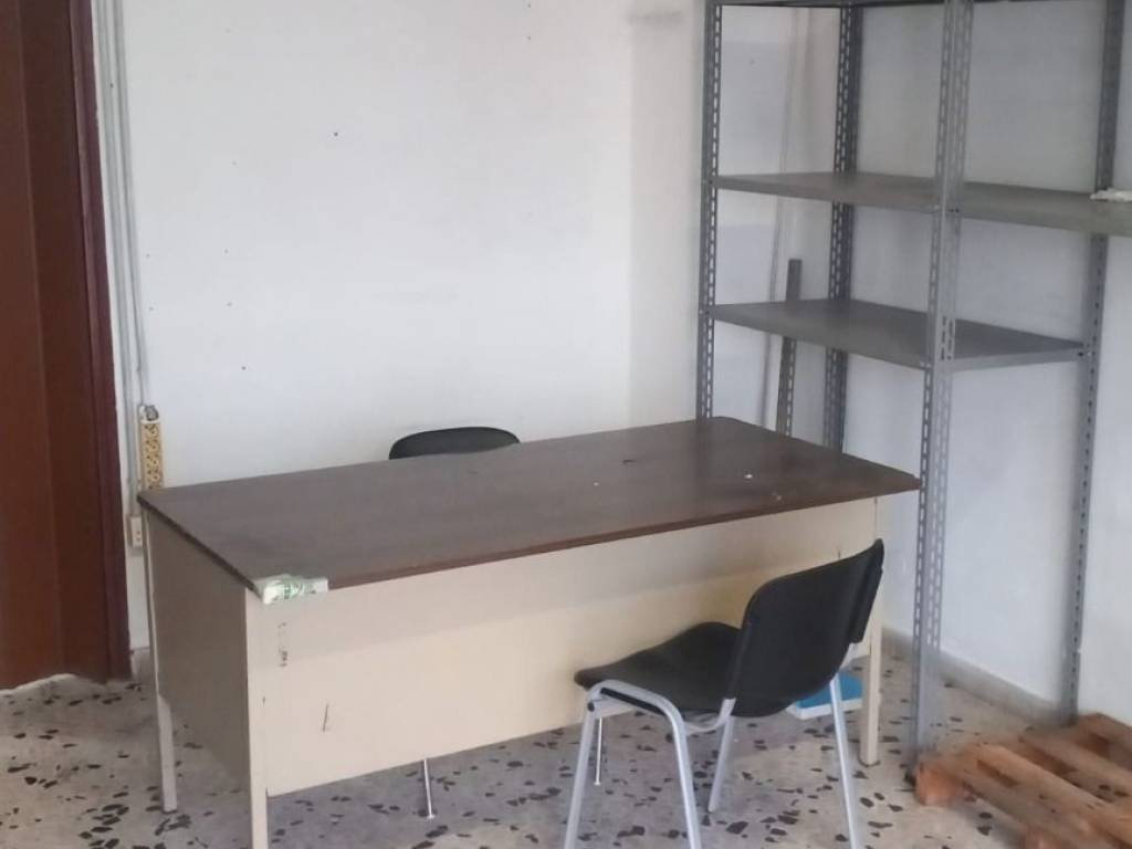 negozio in vendita a Palermo in zona Malaspina/Palagonia