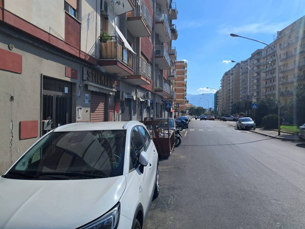 negozio in vendita a Palermo in zona Politeama
