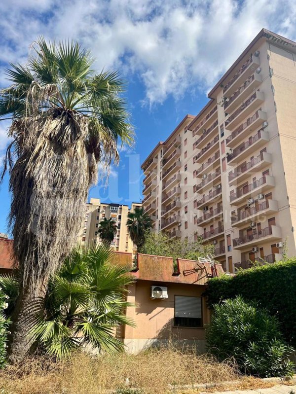 appartamento in vendita a Palermo in zona Montegrappa / Santa Rosalia