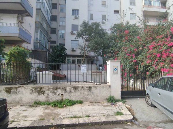 locale commerciale in vendita a Palermo in zona Politeama