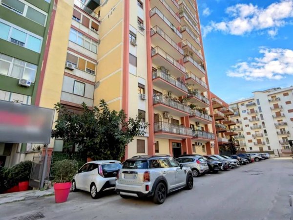 locale commerciale in vendita a Palermo in zona Resuttana