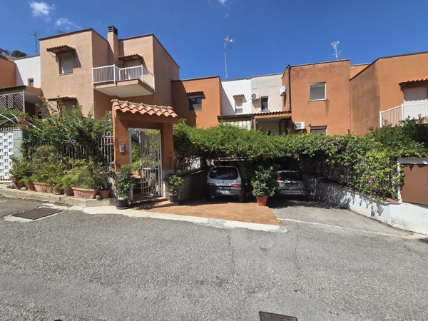 casa indipendente in vendita a Palermo in zona Borgo Nuovo