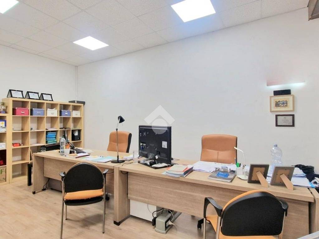 negozio in vendita a Palermo in zona Malaspina/Palagonia