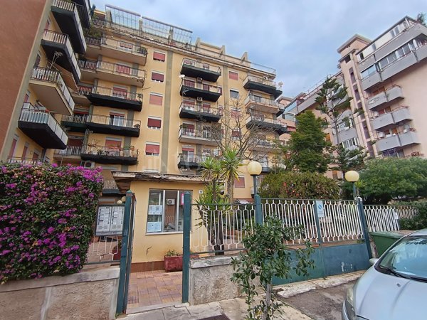 casa indipendente in vendita a Palermo in zona San Lorenzo