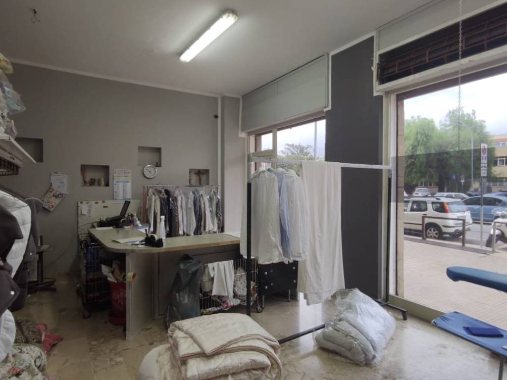 negozio in vendita a Palermo in zona Malaspina/Palagonia