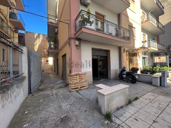 locale commerciale in vendita a Palermo in zona Uditore