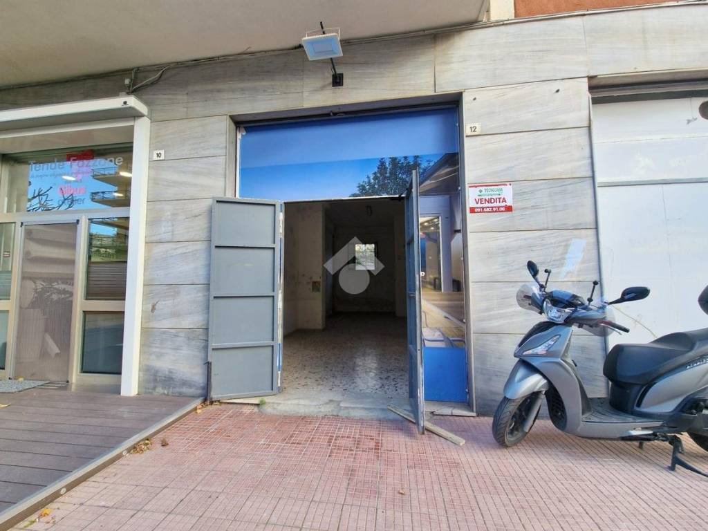 negozio in vendita a Palermo in zona Malaspina/Palagonia