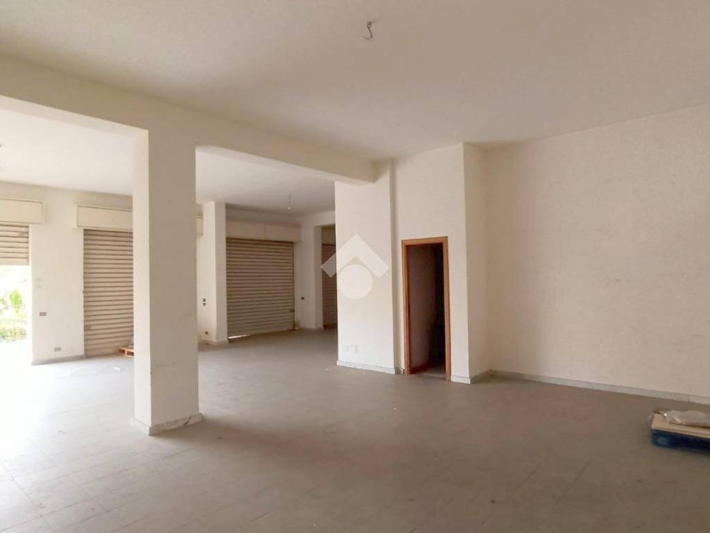 locale commerciale in vendita a Palermo in zona Montepellegrino