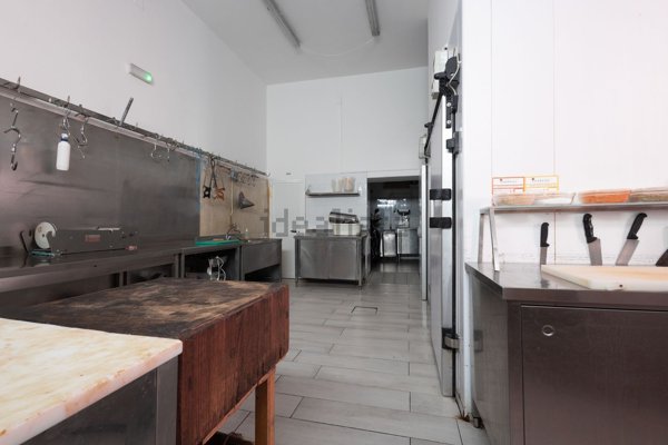 locale commerciale in vendita a Palermo in zona Montegrappa / Santa Rosalia