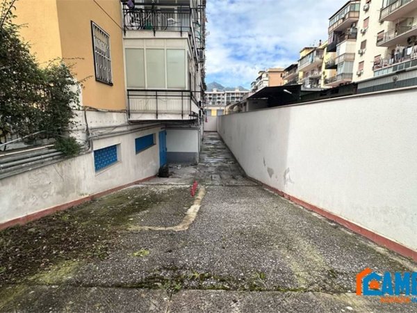 negozio in vendita a Palermo in zona Malaspina/Palagonia
