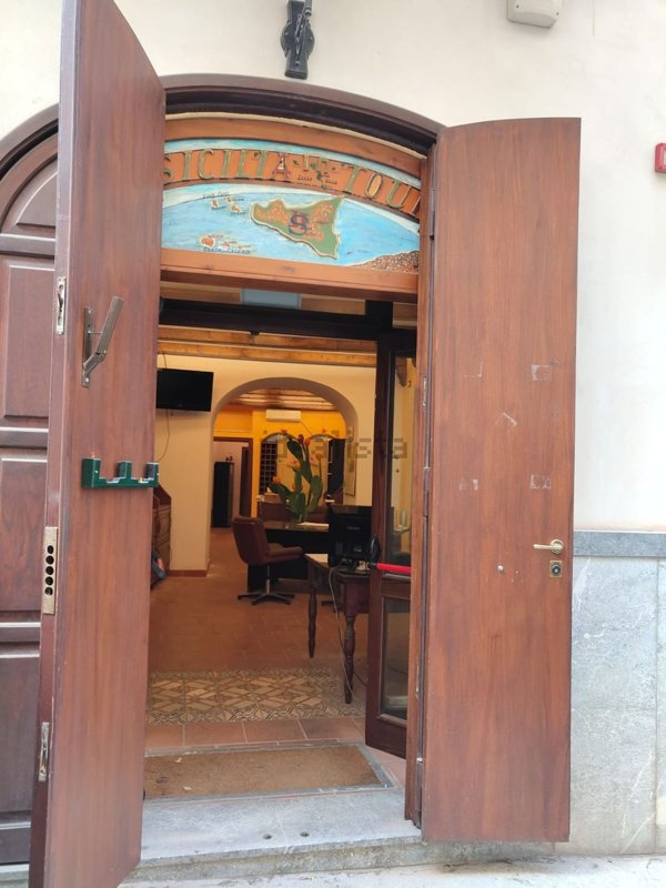 locale commerciale in vendita a Palermo in zona Centro storico