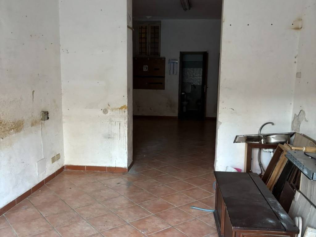 negozio in vendita a Palermo in zona Arenella/Vergine Maria