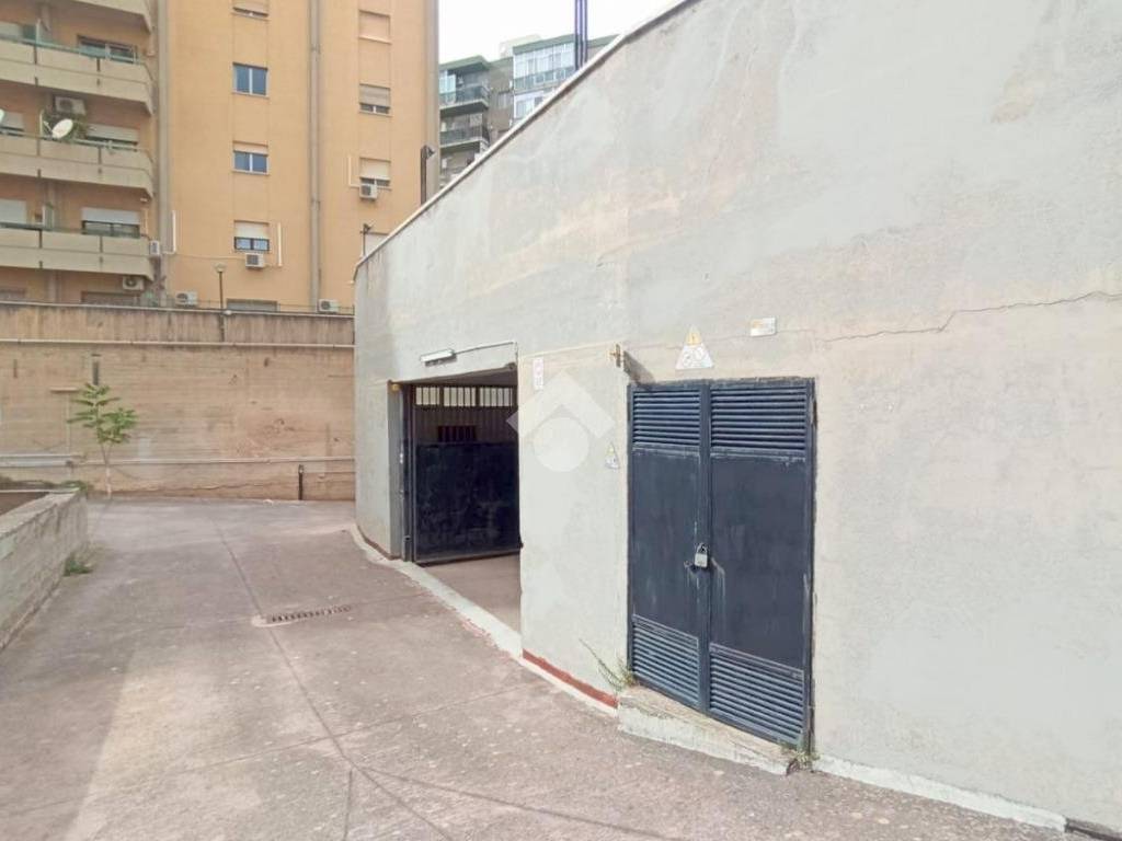 locale commerciale in vendita a Palermo in zona Montepellegrino