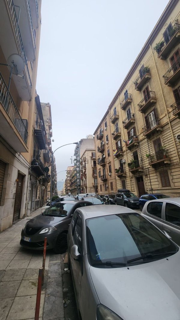 negozio in vendita a Palermo in zona Zisa